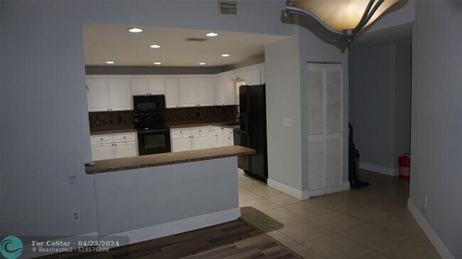 Foto del edificio - 9657 Riverside Dr