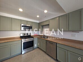 Building Photo - 420 Village Square W