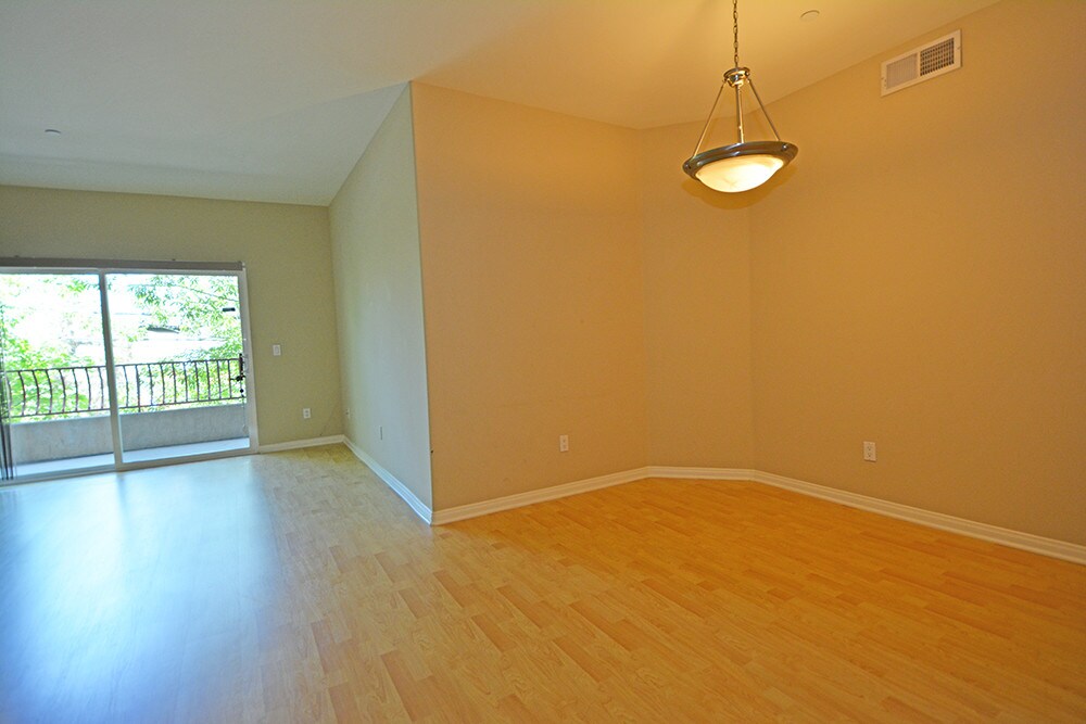 Foto principal - 9610 Zelzah Ave