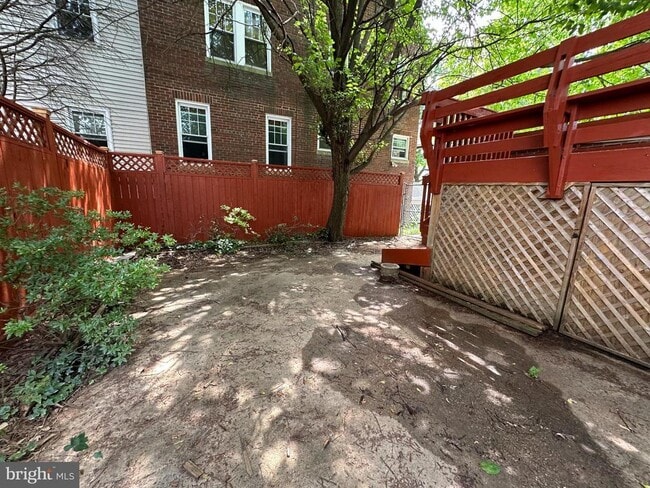Foto del edificio - 4130 Military Rd NW