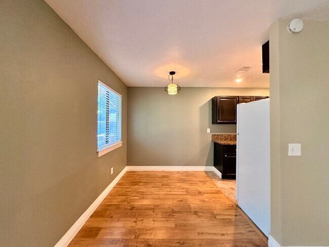 Foto del edificio - Beautiful Updated 2 Bedroom 1 Bathroom in Auburn