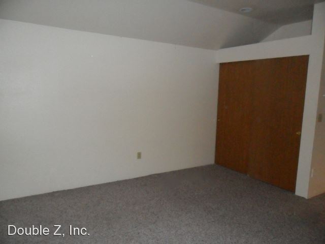 Building Photo - 1 br, 1 bath Apartment - 210 E Division Co...