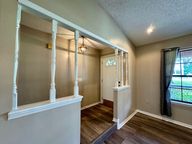 Building Photo - Fantastic 3/2 Sorrento Home with HOA!