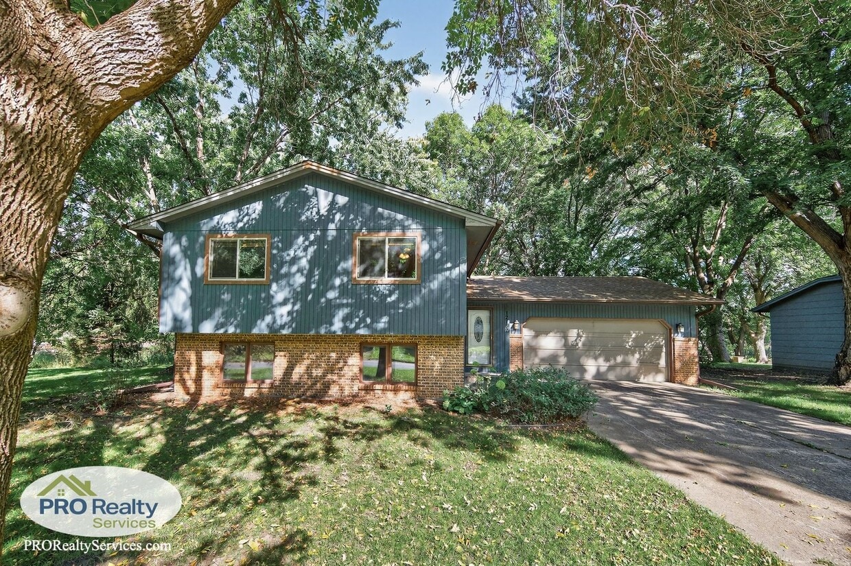 Foto principal - Recently Remodeled 4 Bedroom Home