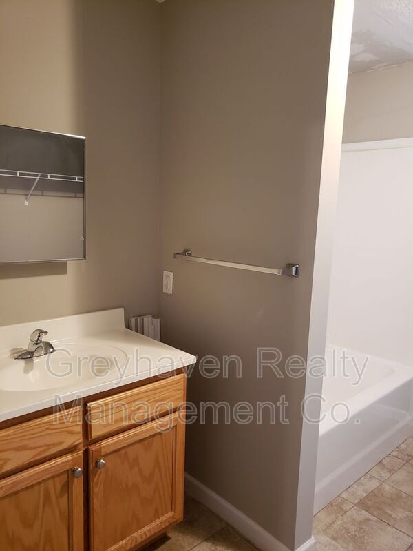 Building Photo - 305 Ziegler St