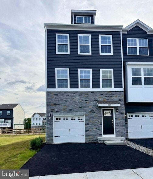 Building Photo - 209 Independence Ct