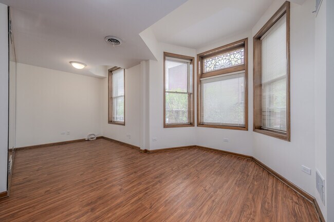 Building Photo - 1415 W Oakdale Ave