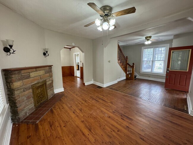 Building Photo - Charming 2 Bed, 1.5 Bath House with Ample ...