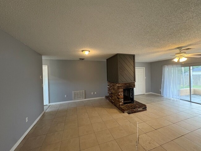 Building Photo - Cozy, Updated, and Move-in Ready 3/2/1