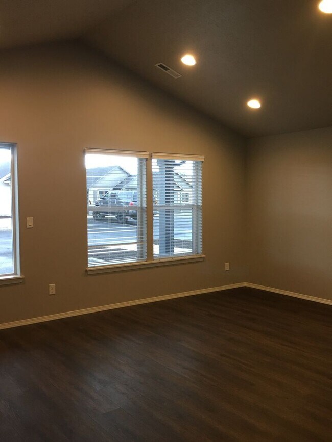 Foto del edificio - Newer 2 Bedroom / 1 Bath Cottage in SW Red...