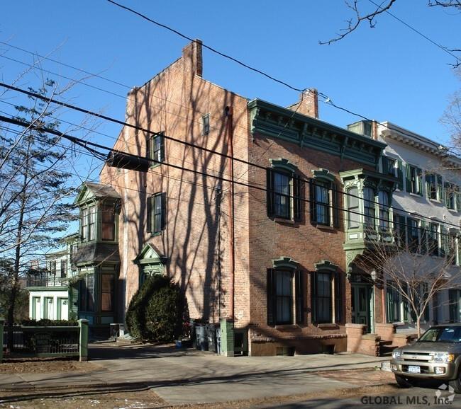 Primary Photo - 26 Washington Ave