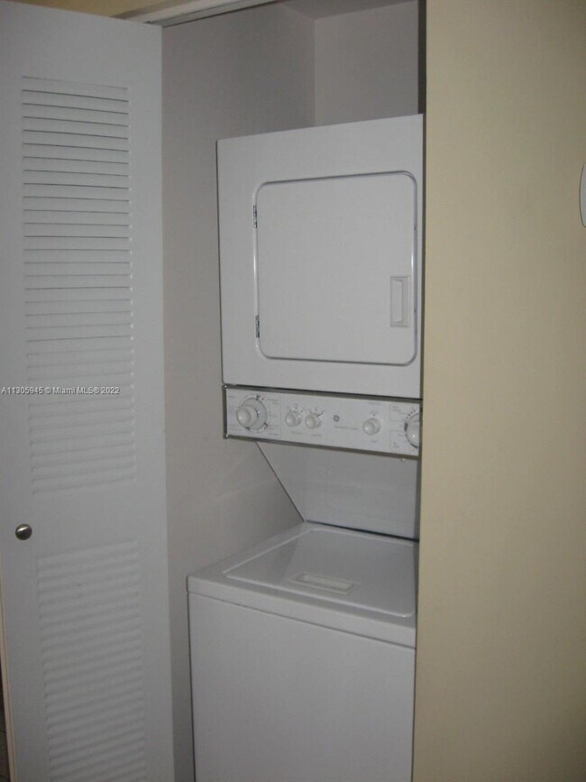 Foto del edificio - 8440 SW 8th St