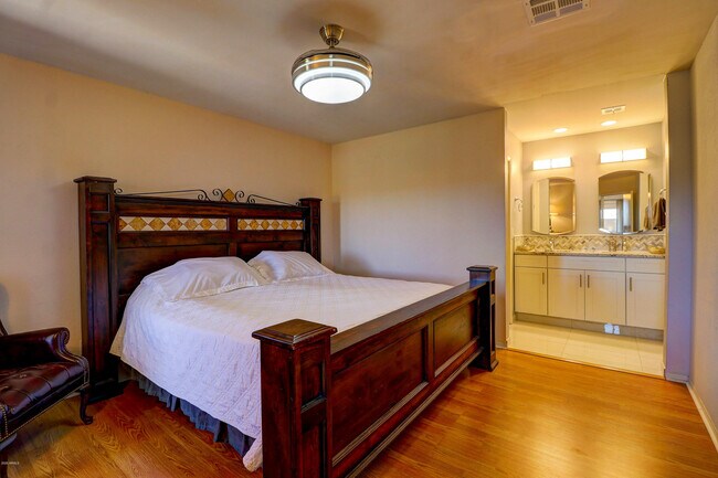Building Photo - 4850 E Desert Cove Ave