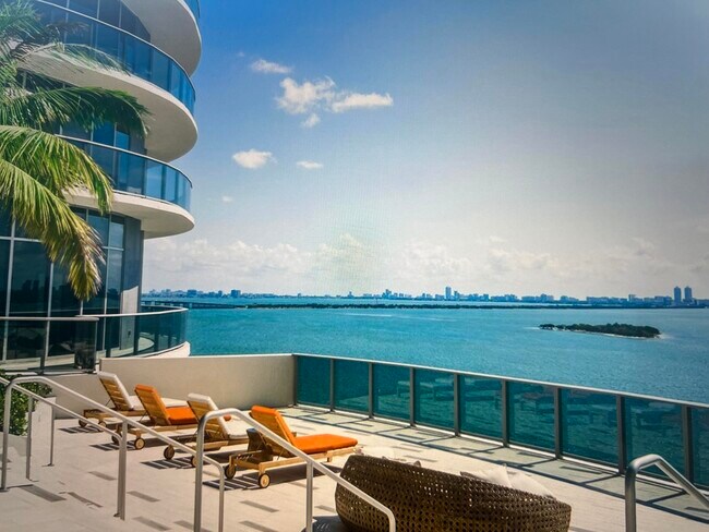 Foto del edificio - 488 NE 18th St