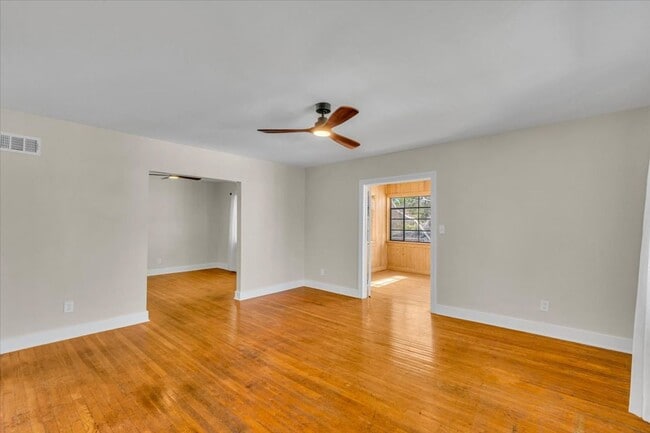Building Photo - 2 bedroom off of Historic Victory Drive and minutes from Daffin Park