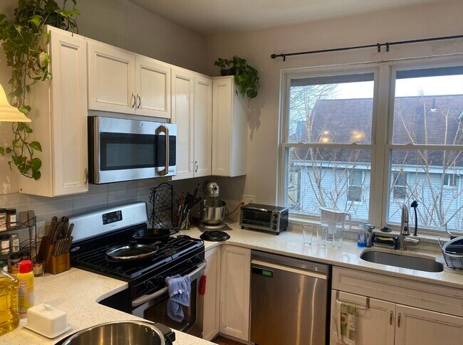 Building Photo - 44 Mozart St