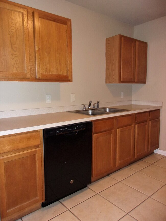 Foto del edificio - 3 BED 2 BATH 2 CAR GARAGE HOME- NW OKC