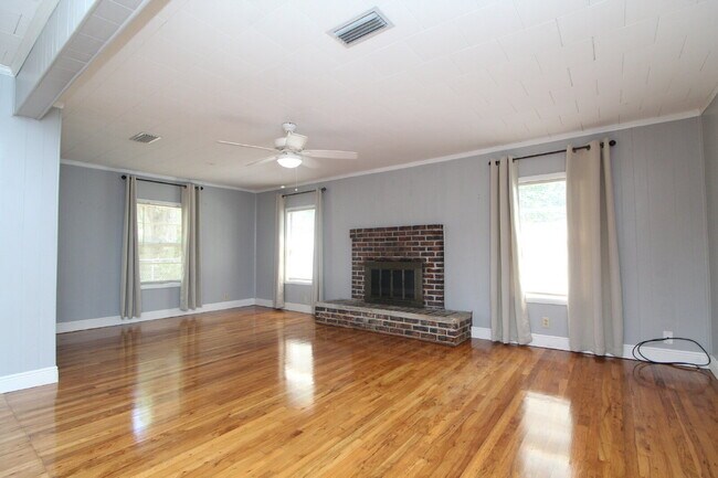 Building Photo - Molino Cottage with Hardwood Floors, Sunro...