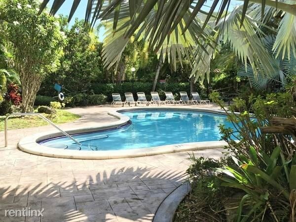 Foto del edificio - 6904 N Kendall Dr