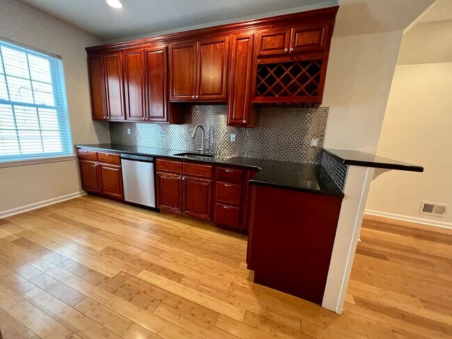 Building Photo - Gorgeous 3-Bedroom Townhouse with Roof Dec...