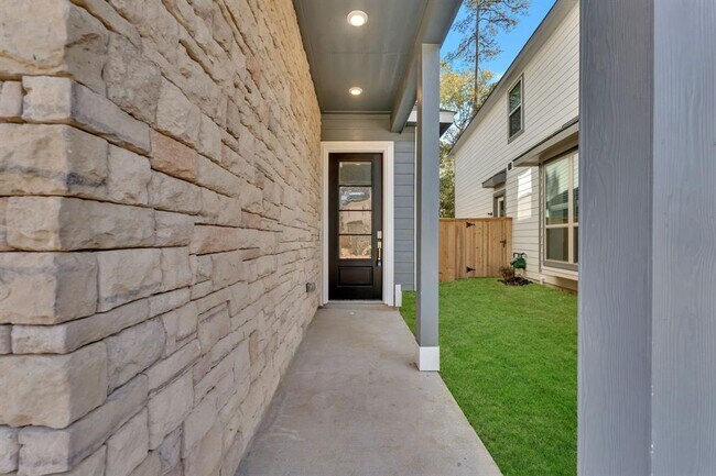 Building Photo - 661 Royal Arch Dr