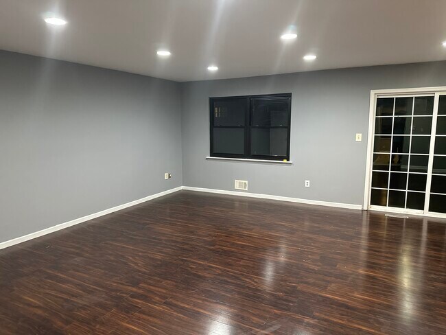 Building Photo - 209 Maple Hill Dr