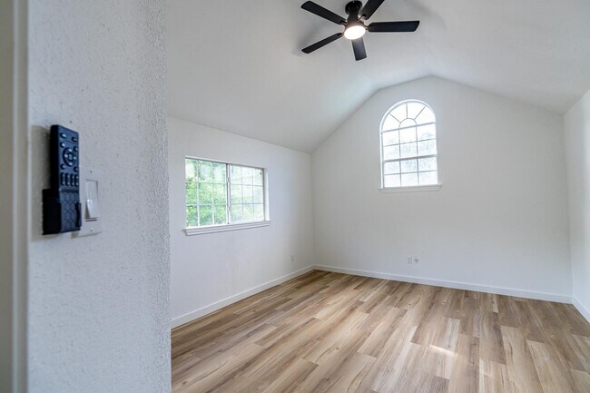 Foto del edificio - 7625 Shadow Wood Dr