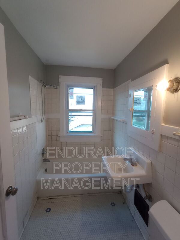 Foto del edificio - 629-631 W Norman Ave