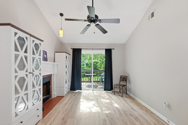 Building Photo - 4610 Woodside Dr