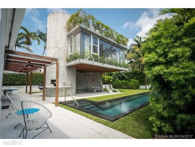 Building Photo - 4200 Royal Palm Ave