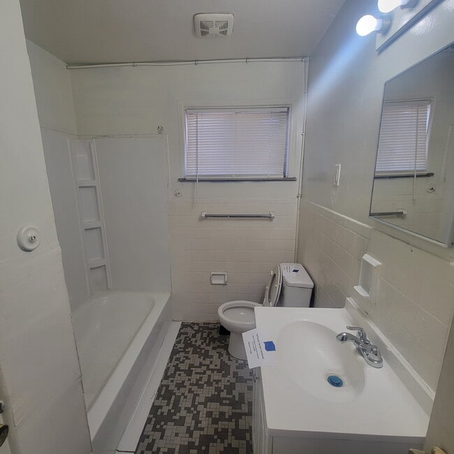 Foto del edificio - Devington Area 3BR House w/Garage!