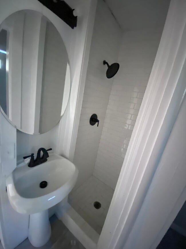 Building Photo - Newly Renovated 3 Bed / 2 Bath in Broadmoo...