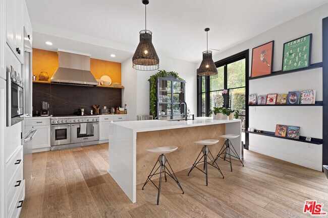 Foto del edificio - 2065 Watsonia Terrace