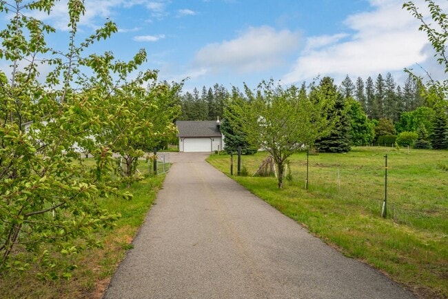 Foto del edificio - 5 acres, partially fenced, 40x50 shop, 5 b...