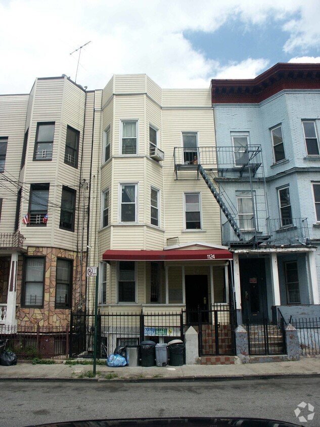 Primary Photo - 1124 Fox St