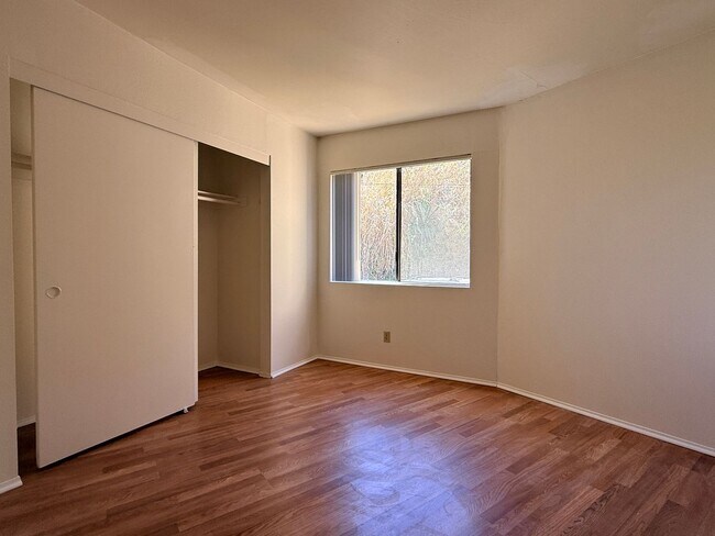 Foto del edificio - Bright 2 Bedroom Condo with Fireplace, Washer/Dryer, 2-Car Garage & Prime Central San Diego Location