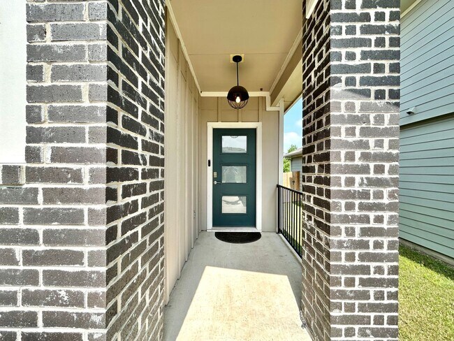 Building Photo - Modern and Cozy 3BR/2BA Home with Garage, ...