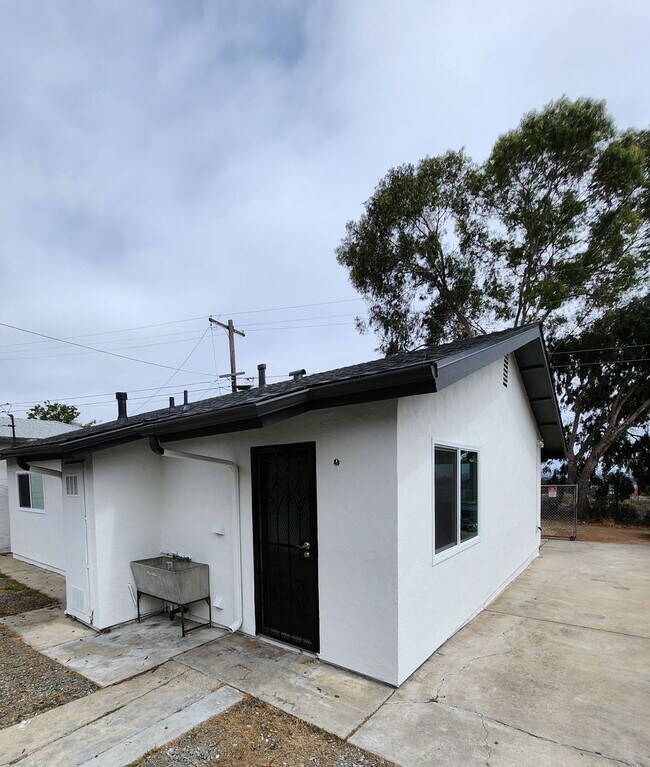 Foto del edificio - Golden Hill 2 bedroom 1 bath remodeled Single family Home  2595.00