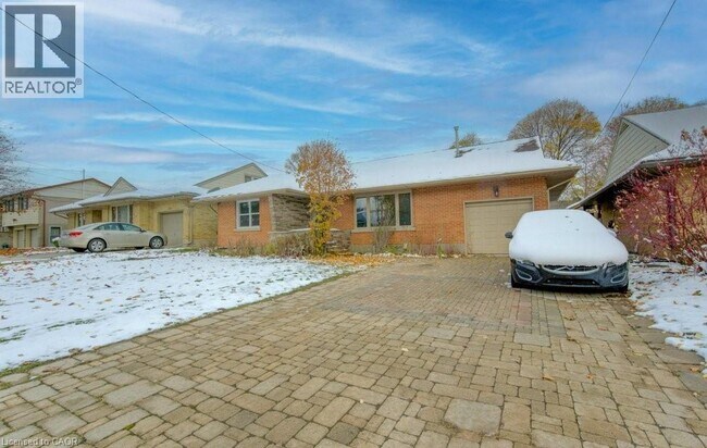 Photo du bâtiment - 248 Dumfries Ave