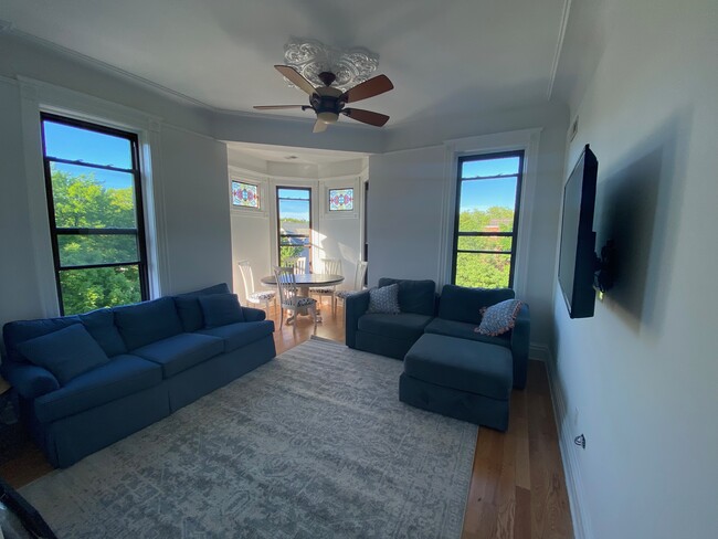 Foto del edificio - 2854 N Racine Ave