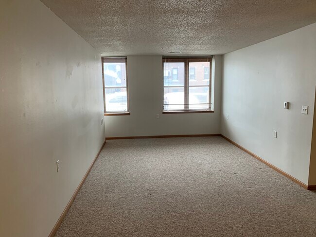 Foto del edificio - 319 E Washington St