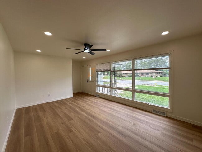 Building Photo - 2627 W 60th Dr