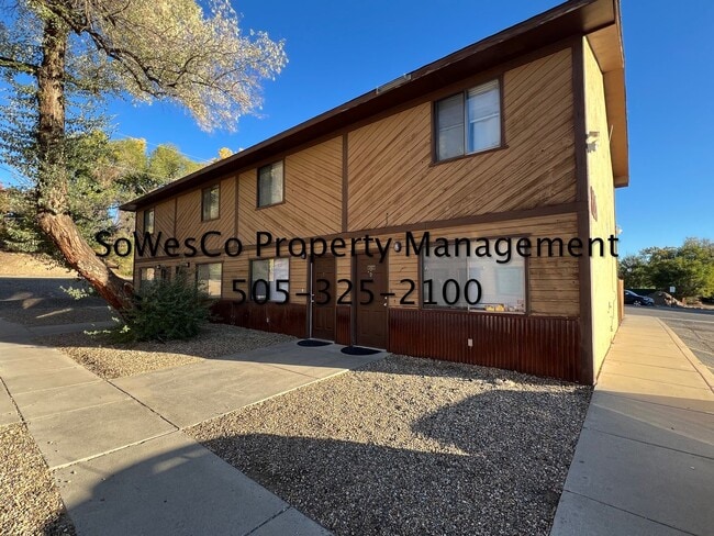 Building Photo - Two Bedroom 1.5 Bath With Newer Flooring, Paint and more!