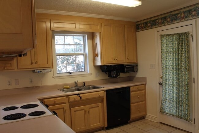 Building Photo - This adorable home in Lake Park is JUST ri...