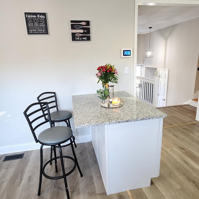 Building Photo - Room in House on Bilmark Ave