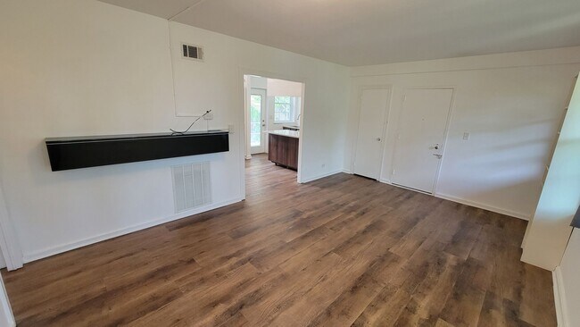 Building Photo - 2 Bed, 1 Bath Condo Near Downtown Greenville Available