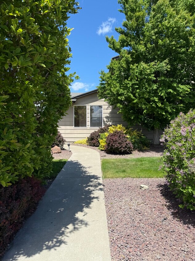 Entrada principal - 703 E Manitoba Ave