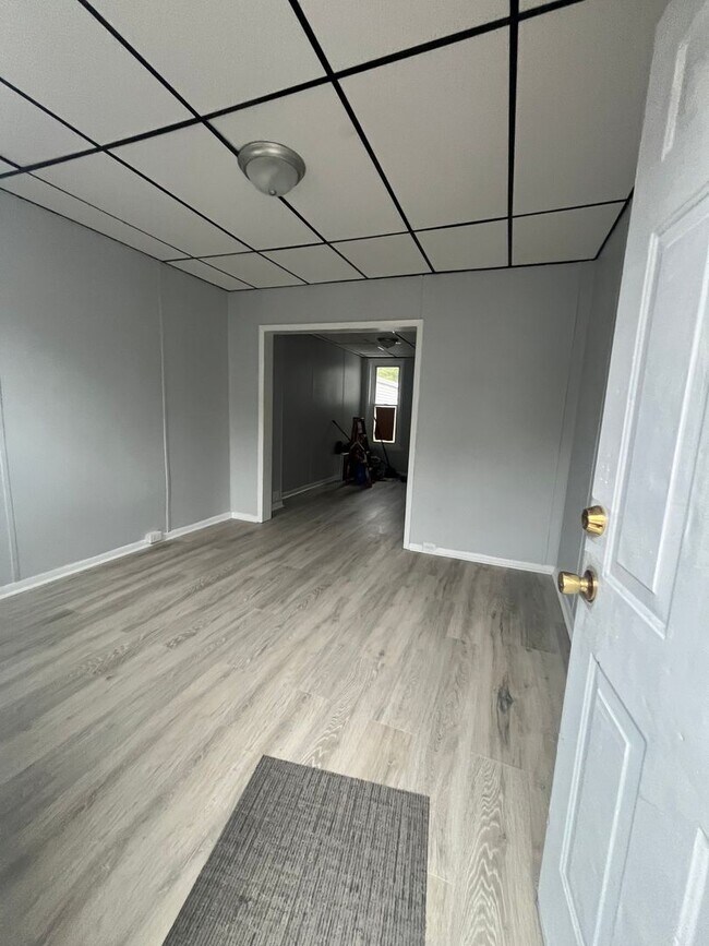 Building Photo - Fully renovated 3 bedrooms 1 bath House