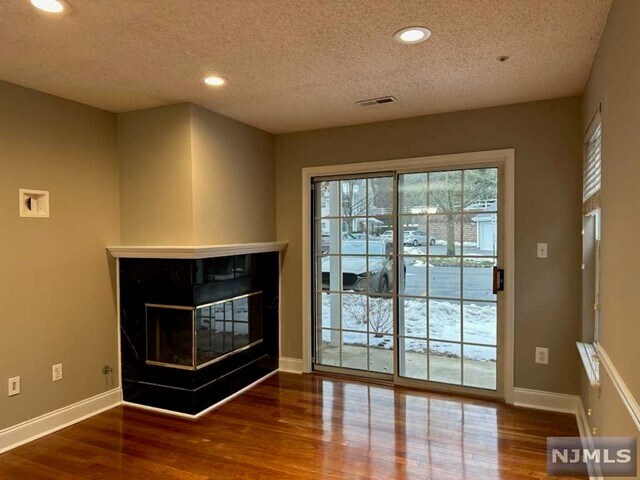 Foto del edificio - 1047 Cambridge Ct
