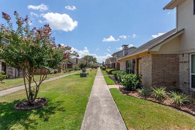 Building Photo - 6684 Lexington Dr